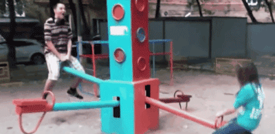 男子用力太猛，女子倒地。。。体育gif搞笑图片