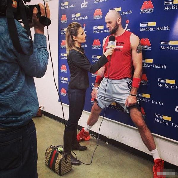 你说我接受个采访，容易吗？体育gif搞笑图片