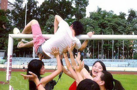 大哥，你这体质也太差了吧，玩个单杠还需要这么多妹子来帮忙体育gif搞笑图片