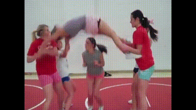 中间那人还活着吗？体育gif搞笑图片