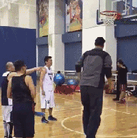 扣篮就是这样子，跳一下就进去了，懂吗？体育gif搞笑图片