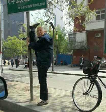 等车没事的大爷这个了得体育gif搞笑图片