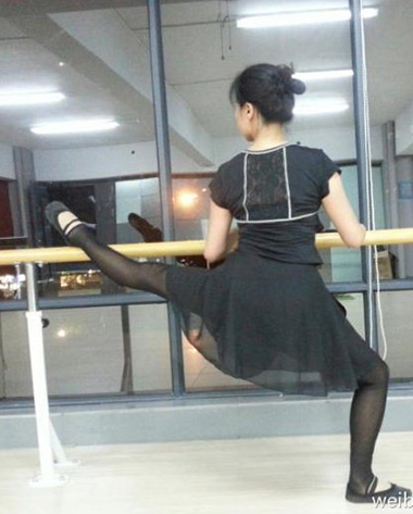 练舞一定要用这个姿势么？体育gif搞笑图片