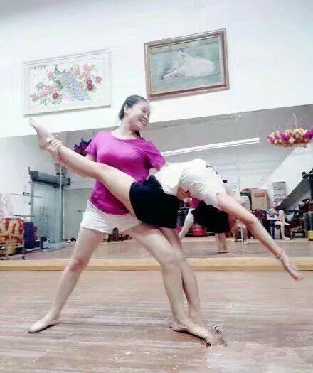 练舞蹈的妹子，果真是伤不起啊体育gif搞笑图片