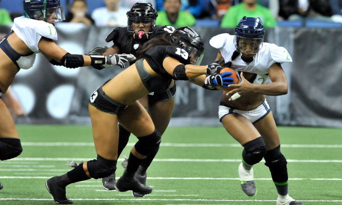 内衣橄榄球赛上演“美女也疯狂”体育gif搞笑图片