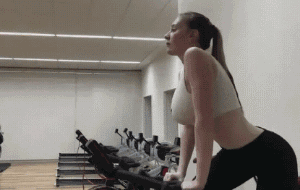 妹子独自健身很孤单吧？体育gif搞笑图片