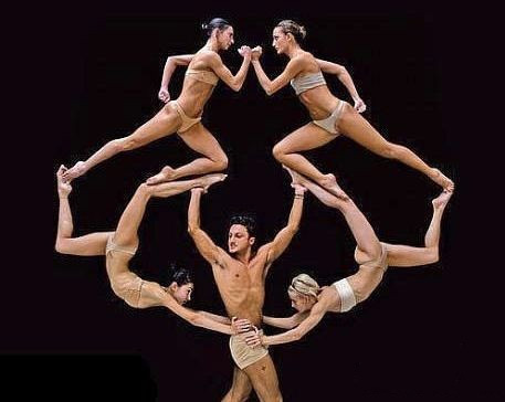 这个图太震憾了，她们是怎么上去的？体育gif搞笑图片