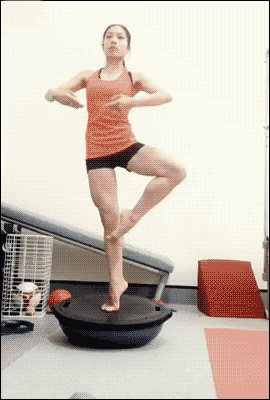 妹子的平衡能力看样不低呀体育gif搞笑图片