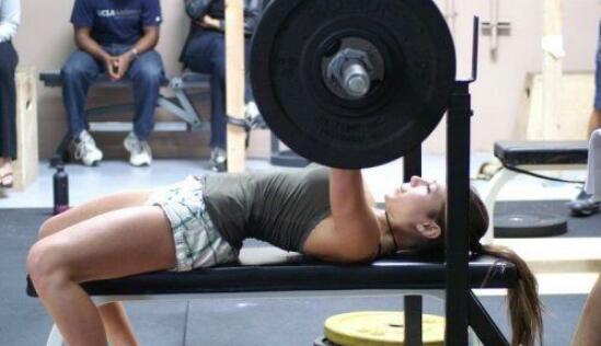 一般我去健身房都是坐坐的体育gif搞笑图片