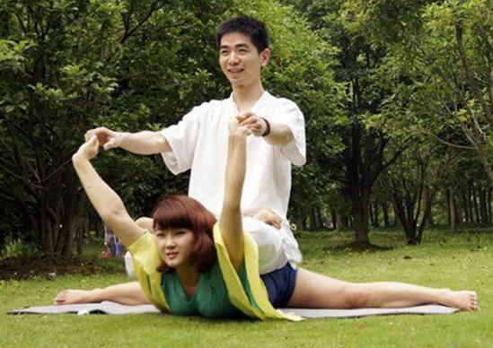 别把妹子压坏了体育gif搞笑图片