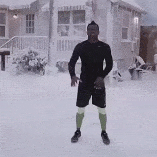 牛人玩的橄榄球体育gif搞笑图片