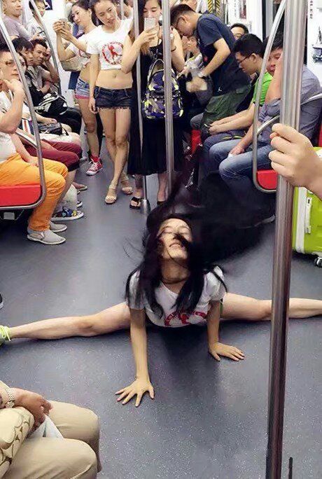 地铁上玩一字马，大家都看呆了体育gif搞笑图片