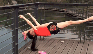 妹子这个动作不简单，一看就知道是练过的体育gif搞笑图片