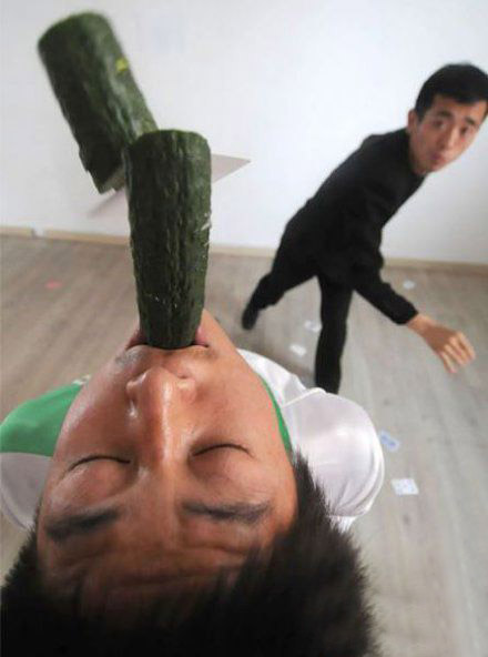 只要功夫真，飞刀断黄瓜体育gif搞笑图片