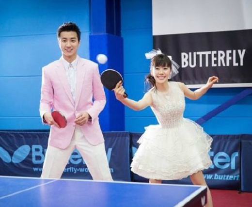 迎亲可以采取打乒乓球的方式，男方必须打赢伴娘团才能看见新娘体育gif搞笑图片