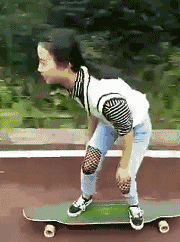 用舞板玩坡还不带护具，这下悲剧了，不知妹子现在还好吗？体育gif搞笑图片