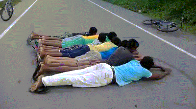 哎哟，跌得我满地找牙体育gif搞笑图片