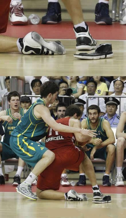 比赛相当激烈，鞋子都掉底了体育gif搞笑图片