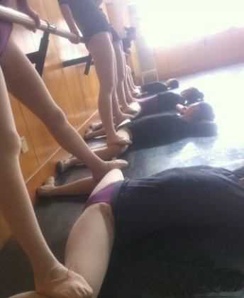 劈腿是这么练成的体育gif搞笑图片