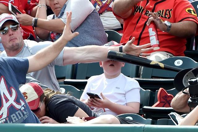好伟大的父亲，在儿子遇险的一瞬间用自己的身体挡住飞行物体育gif搞笑图片