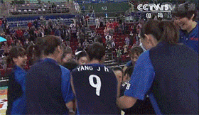 庆祝场面感人！温馨！体育gif搞笑图片