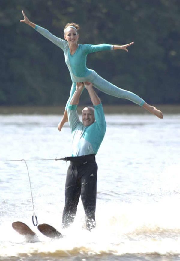 大叔的高难度表演体育gif搞笑图片