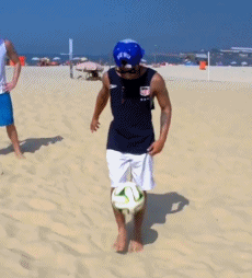 小伙砸一定练过无影脚体育gif搞笑图片