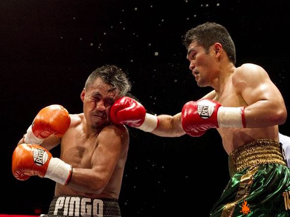 拳击比赛命中脸部瞬间体育gif搞笑图片