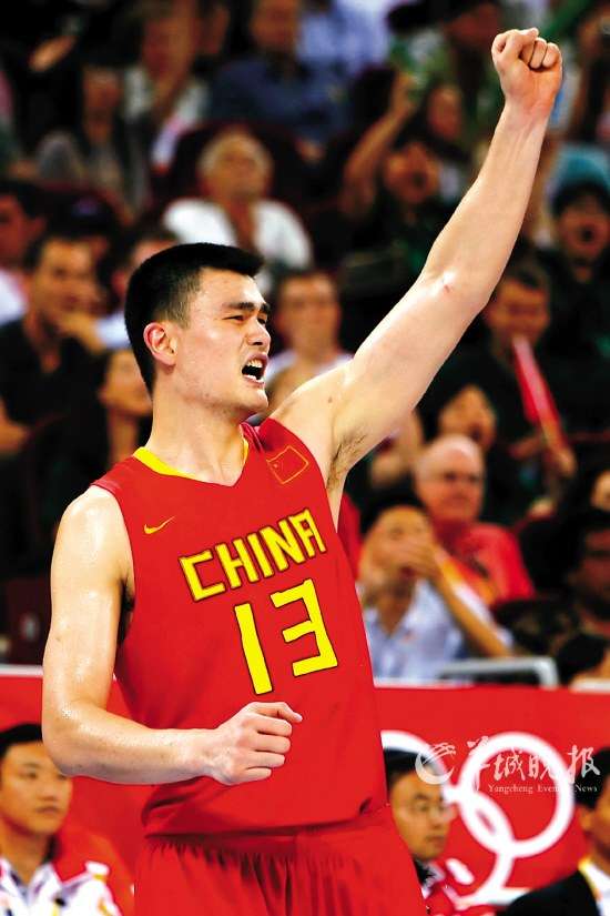 姚明在比赛时体育gif搞笑图片