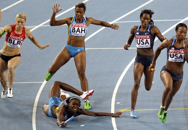 田径赛摔倒的瞬间体育gif搞笑图片