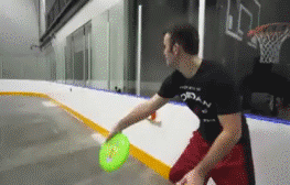 牛人玩飞碟，扔出去后自动跑回手中体育gif搞笑图片