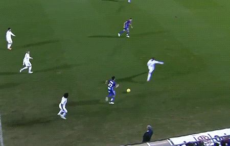 把球踢向摄像头，不让你们看比赛体育gif搞笑图片