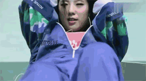 妹子体育课上走光！胸好大体育gif搞笑图片