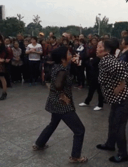 这两位老太看似谁都不服呀，非要比试一下体育gif搞笑图片