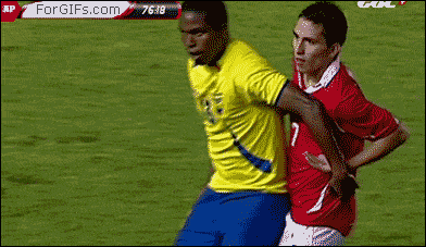 穿红色衣服的兄弟，你这是要笑死谁呀体育gif搞笑图片