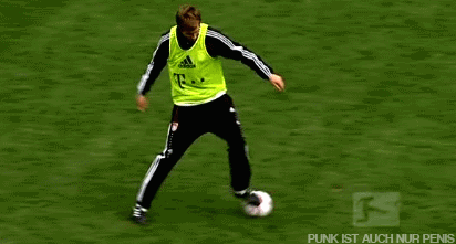 这是你在玩球还是球在玩你呀体育gif搞笑图片