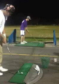 前面那哥们感觉还挺有成就感的体育gif搞笑图片