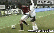 踢足球还可以这样玩？学到了体育gif搞笑图片