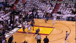 好一个缓兵之计，把对手的鞋给丢了体育gif搞笑图片