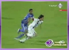 球场的绝招，打不赢就拉衣服体育gif搞笑图片