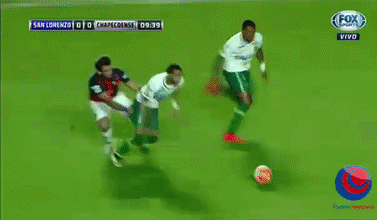 抢不到球就玩耍赖，拉住衣服不让不让跑体育gif搞笑图片