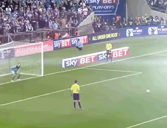 守门员花式栏球，秀出花来体育gif搞笑图片