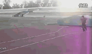 这哥们是不是四肢不协调体育gif搞笑图片