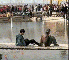 后面的这两位朋友是在玩跳跳床吗体育gif搞笑图片