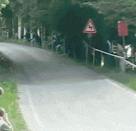 一到家鞋子都给脱了体育gif搞笑图片