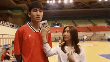 突然暖心的一幕体育gif搞笑图片