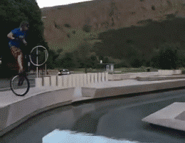 骑自行车跨河道体育gif搞笑图片