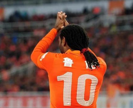 前鲁能外援 中国球员不爱洗衣服 更衣室有怪味体育gif搞笑图片