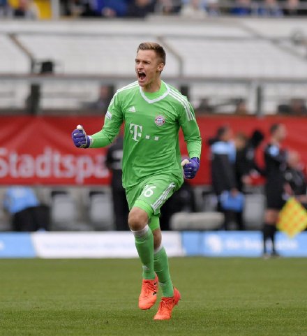 奥格斯堡有意拜仁小门将弗吕希特尔体育gif搞笑图片