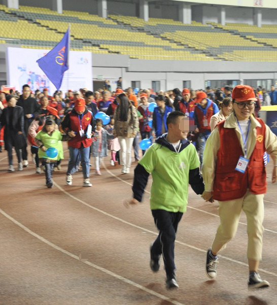 世界自闭症关注日公益活动在区体育场举行图体育gif搞笑图片